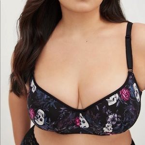 Torrid lightly lined Full Coverage Skull & Rose Bra